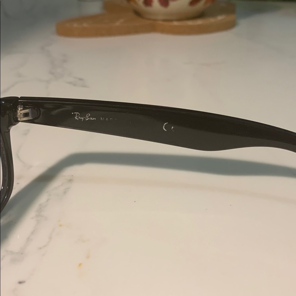New Ray Ban Wayfarer Classic, a modernized, slightly smaller UNISEX preloved - Picture 4 of 7